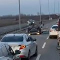 Dve osobe povređene kada se automobil prevrnuo na krov na Pupinovom mostu