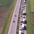 Kilometarskim kolonama ne vidi se kraj, pogledajte snimak iz vazduha Stoji sve na auto-putu za Novi Sad, šleper se prevrnuo pa…