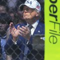 Ovako je Donald Tramp proslavio pobedu Gejdžija nad Topurijom: Ušao s Melanijom u oktagon na kraju