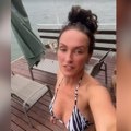 Godinama jede samo dve stvari: Naša pevačica (57) izgleda kao avion, skinula se u kupaći, a mreže se usijale koliko je zgodna…
