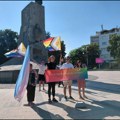 Kamenice i jaja na Prajd karavanu u Kraljevu, pogođeni i novinari