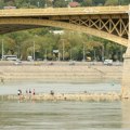 Snimili smo ljude kako stoje nasred Dunava, kod čuvenog mosta se prave i žurke: Prizori kakvi se ne pamte