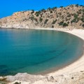 Nije Mikonos ni Santorini: Ovo grčko ostrvo krije prirodne bazene i vodopade, a nema velikih hotela
