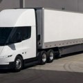 Tesla posle gotovo devet godina počela isporuke električnog kamiona Semi