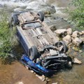 Automobil sleteo s puta u reku kod leskovačkog sela Živkovo, vozač povređen