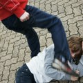 Jezivo: Maloletnici brutalno pretukli tinejdžera jer im je bila smešna njegova odeća: Gurnuli su ga na zemlju, pa udarali…