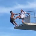 Spasilac na bazenu brutalno gurnuo mladića sa skakaonice Pao sa 10 metara visine, svi u čudu dele snimak na mrežama (video)