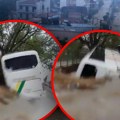 Rupa progutala čitav autobus! Apokaliptične posledice nevremena u Volosu: Vatrogasci nose ljude kroz bujice na ulicama, grad…