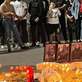 Ispred Hrama Svetog Save građani pale sveće u pomen stradalima na KiM