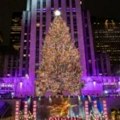 Ponovo zasijala novogodišnja jelka u Rokfeler centru u Njujorku