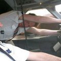 Staklo puklo, pilot isisan kroz prozor aviona: Stravična scena na 5.000 metara visine zbog sitne greške, panika u letelici…