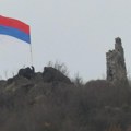 Jači od svake provokacije: Ponovo postavljena srpska trobojka na tvrđavu