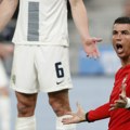 Ronaldo nema mira u Ljubljani: Navijač uleteo na teren da napravi selfi VIDEO