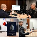 Uručen pasoš za izbeglice u Srbiji Prvi ga dobio Kazahstanac