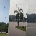 Gust dim kulja, delovi letelica padaju na sve strane: Prvi snimci sudara dva helikoptera u kojem je poginulo deset ljudi…