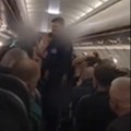 Avion sa putnicima koji su krenuli u Hurgadu morao prinudno da sleti Par vileneo, morali da ih uhapse (video)