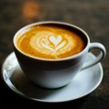 Izgleda užasno, još goreg je ukusa, ali ljudi je piju: Ova kafa s čudnim dodatkom je postala hit na netu i ljudi se utrkuju…
