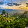 Najfotogeničnije mesto u Grčkoj gde pravoslavne svetinje paraju nebo, a pejzaž oduzima dah