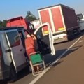 Katastrofa na auto-putu Niš - Beograd! Prevrnuo se šleper i zauzeo sve tri trake, kolone kilometarske! (video)
