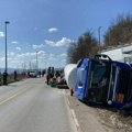 Prevrnula se cisterna, sadržaj se razlio po putu: Teška nezgoda n a magistralnom putu kod Ulcinja, vozač teretnjaka…