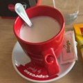 "Pa ovo nema nigde!": Nataša naručila kapućino, ono što joj je konobar doneo "zaustavilo" je internet