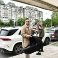Ljuba Perućica stigao po suprugu i ćerku u porodilište: Pevač se dovezao u besnom džipu, osmeh ne skida sa lica