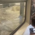 Voda navire u metro! Oluje izazvale poplave širom Njujorka, Americi preti katastrofa! (video)