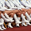 Psiholozi objasnili šta znači ako neko drži prekrštene noge dok priča sa vama: Obratite pažnju na ljude s posla