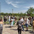 Podrška otpuštenim profesorima: Počeo protest ispred Druge kragujevačke gimnazije (FOTO; VIDEO)