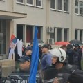 Ko je napao policajce u Bogatiću: Pritvor za tri poljoprivrednika, odbrana krivi „maskirana lica“