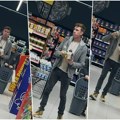 Gitarista tropika pije jogurt među rafovima u supermarketu! Muzičar baš ožedneo, a evo šta su rekli kupci