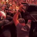 Masovna tuča, nije se znalo ko koga udara! Ufc ovakav skandal ne pamti! Sevale pesnice i letele stolice u publici - policija…