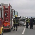 Četiri osobe poginule na putu Ruma-Irig, kombi udario u parkiranu mašinu