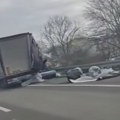 (Video) Nižu se udesi u Beogradu, ovo je šesti od jutros! Kamion sleteo sa autoputa i udario u bankinu: Stvari rasute svuda po…