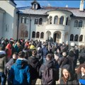 Građani Kraljeva uz negodovanje i Svetosavsku himnu ,,dočekali“ komisiju Sinoda iz Beograda