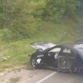 (Video) BMW zgužvan kao limenka, ostao bez vrata i točka! Stravična nesreća kod Raške: Stvaraju se veliki zastoji