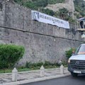 Crna Gora: Transparenti sa uvredljivim porukama Vučiću uoči njegovog dolaska u Tivat