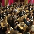 Nestvarna scena u Skupštini! Pogledajte kako su poslanici podržali svoje fudbalere na Mundijalu! Ovaj snimak obilazi planetu…