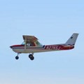 Instruktor letenja usred leta skočio iz aviona i poginuo, njegova učenica sama prizemljila avion
