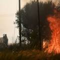 Požar na Parosu i dalje van kontrole, evakuisano devet naselja