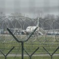 VIDEO Neverovatan snimak iz Milana: Automobil „fiat panda“ izleteo pred privatni avion, usledio sudar
