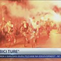 Građani Loznice uz bakljadu i vatromet dočekali studente-bicikliste koji su došli iz Šapca