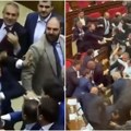 Neviđena tuča u jermenskom parlamentu: Poslanici bacali stolice i prevrtali stolove, intervenisala hitna pomoć (video)