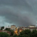 Hrvatsku pogodilo jako nevreme: Nebo paraju munje, padaju stabla, velike količine vode slivaju se niz ulice (video)