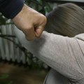 Jezivo porodično nasilje u Beogradu Pred detetom udarao i gazio suprugu po glavi