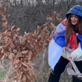 (Foto) ćerka Đoleta Đoganija išla u šumu po badnjak: Ogrnula se srpskom zastavom, sa sekirom u ruci: "Srećno Badnje…