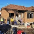 Zaposleni i osuđenici OZ Zaječar pomažu devetočlanoj porodici kojoj je izgorela kuća: Odrekli se suvih obroka