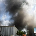 Prvi snimci fabrike koja je cela izgorela u Nemačkoj: Iznad grada je otrovni oblak