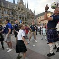 Navijači Škotske ispred hotela u kom je reprezentacija Srbije: Pobedite Englesku, molimo vas