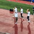 Podrška stiže sa svih strana: Zlatni delfini na stadionu "Rajko Mitić"